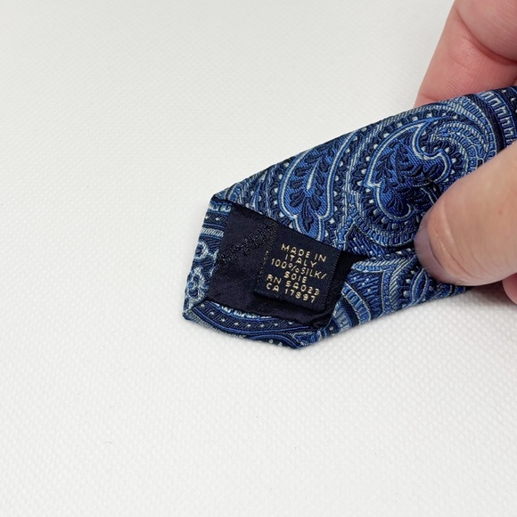 Banana Republic blue paisley tie 100% silk - Picture 2 of 6